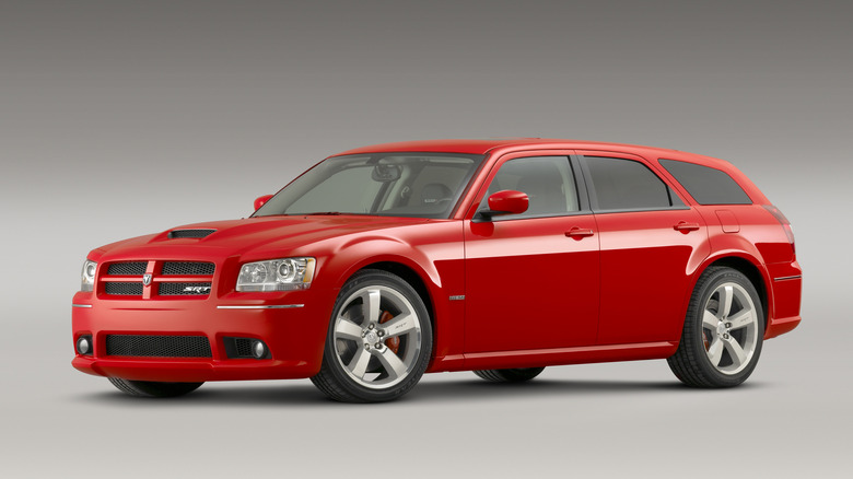 스튜디오에 있는 빨간색 2008 Dodge Magnum SRT8의 전면 3/4.