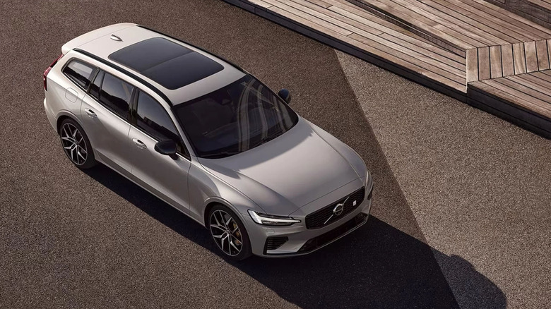 주차된 은색 볼보 V60 T8 폴스타 하이브리드의 평면도.