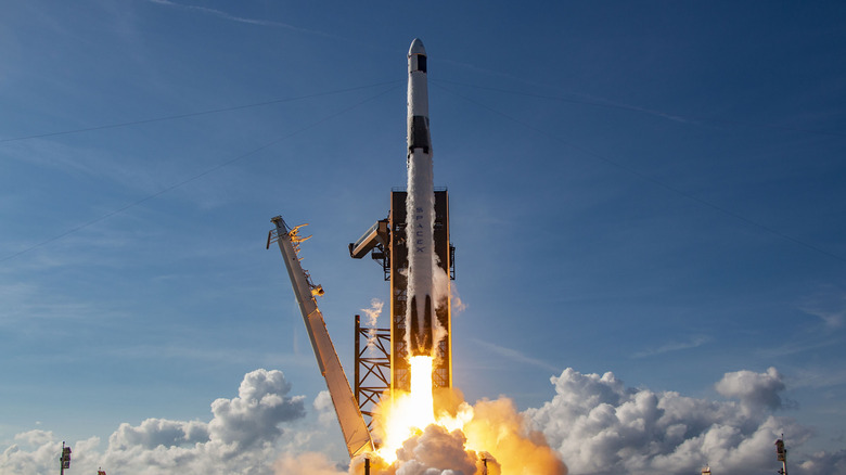 맑고 푸른 하늘을 배경으로 이륙하는 SpaceX 로켓
