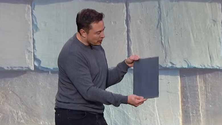 2016년 Solar Roof 출시 행사에서 Solar Roof 타일을 들고 있는 Elon Musk
