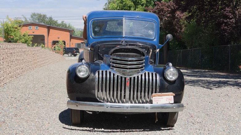 도로를 주행하는 1942년형 Chevy 픽업.