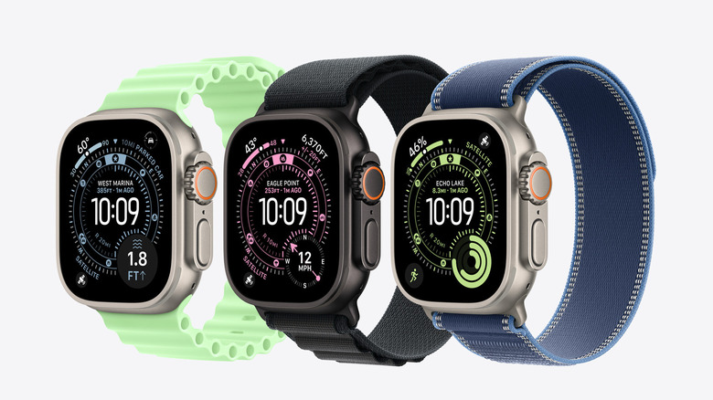 흰색 배경에 있는 Apple Watch Ultra 3의 세 가지 버전