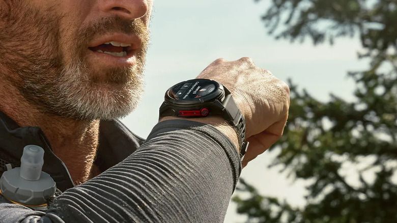 Garmin Fenix ​​8 Pro 스마트워치에 대고 말하는 사람
