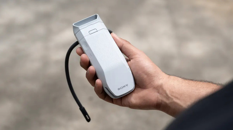 Sony Reon Pocket Pro Plus를 들고 있는 사람