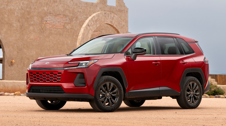 빨간색 2026 Toyota RAV4 Hybrid의 전면 3/4 뷰.