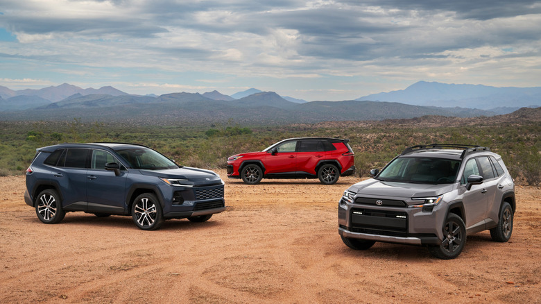 파란색, 회색, 빨간색 2026 Toyota RAV4가 사막 길에 주차되어 있습니다.