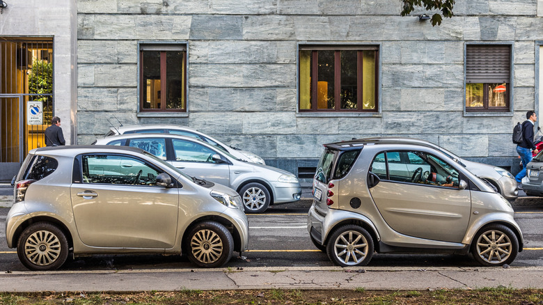 유럽 ​​도시의 Smart Fortwo 뒤에 주차된 Toyota iQ, 오른쪽 모습