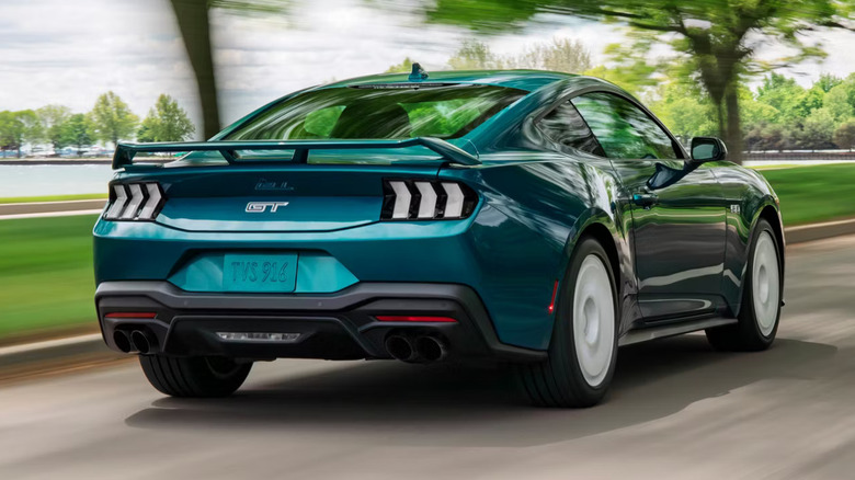 FX 패키지가 장착된 2026 Ford Mustang의 후면 모습.