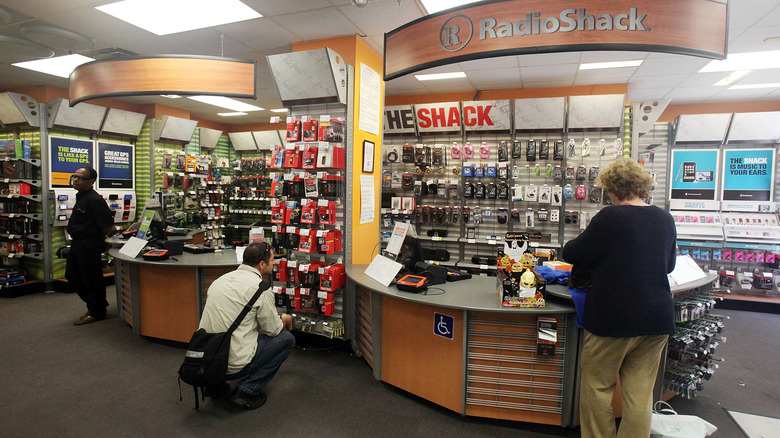 RadioShack 매장 내부를 둘러보는 고객
