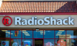 RadioShack의 소유주는 누구이며, 남은 매장 수는 몇 개입니까?