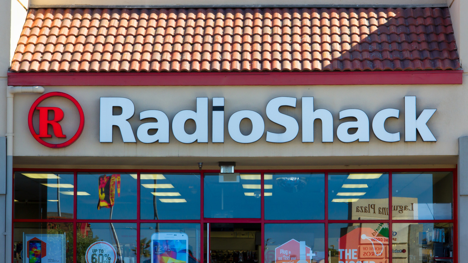 RadioShack의 소유주는 누구이며, 남은 매장 수는 몇 개입니까?