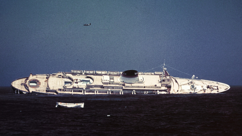 이탈리아 해저 정기선 안드레아 도리아(Andrea Doria)호가 케이프 코드(Cape Cod) 앞바다에서 스웨덴 해저 정기선 스톡홀름호와 충돌해 침몰하고 있다.