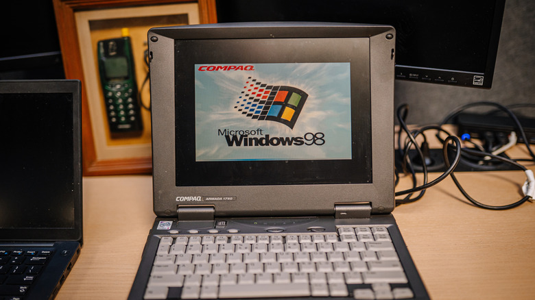Windows 98을 실행하는 구형 Compaq 노트북