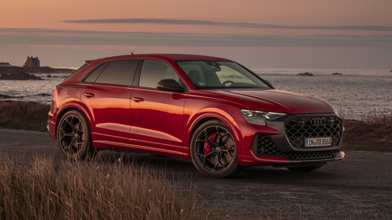 일몰 동안 해변에 주차된 새로운 2027 Audi RS Q8, 전면 3/4 뷰