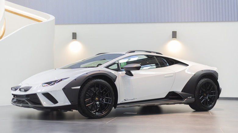 회색 디테일이 있는 흰색 Lamborghini Huracan, 전면 3/4 뷰