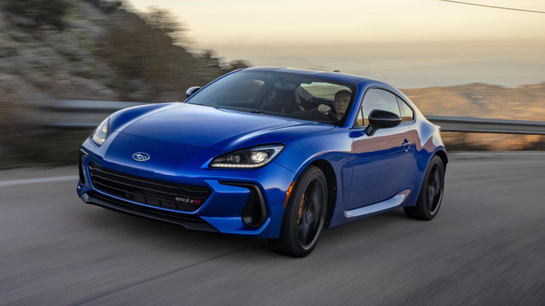 산악 도로에 있는 파란색 Subaru BRZ의 전면 3/4 뷰.
