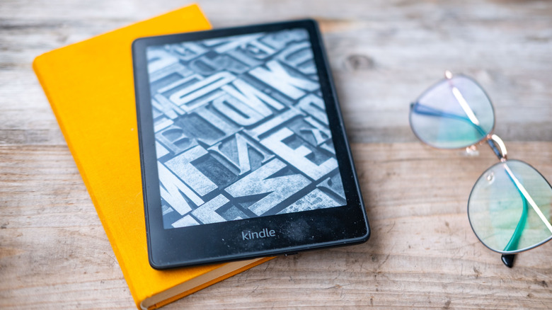 하드커버 안경 옆에 놓여 있는 Kindle e-reader