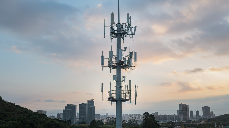 흐린 날의 5G 타워
