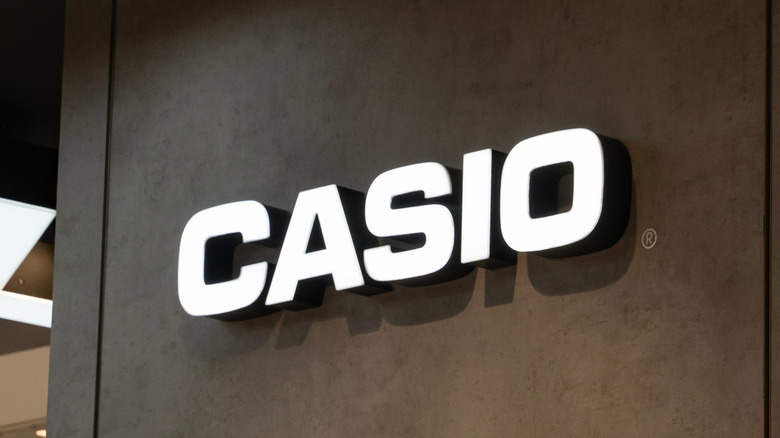 검은색 벽에 흰색 Casio 로고