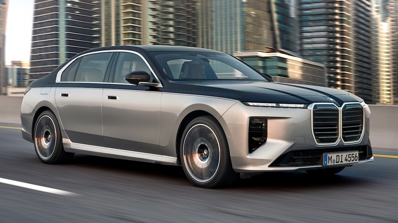 고층빌딩 옆 고속도로를 주행하는 검정색과 은색 2027 BMW 7 시리즈