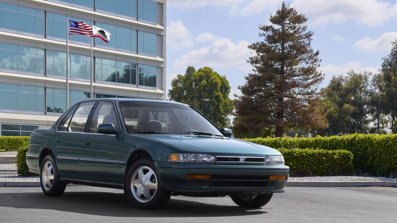 건물 앞에 주차된 녹색 1993 Honda Accord의 전면 3/4 뷰.
