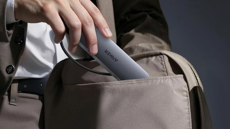 Anker USB-C 허브를 가방에 넣고 다니는 사람.