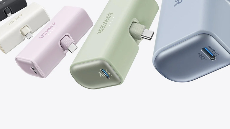 다양한 색상의 Anker Nano Power Bank.