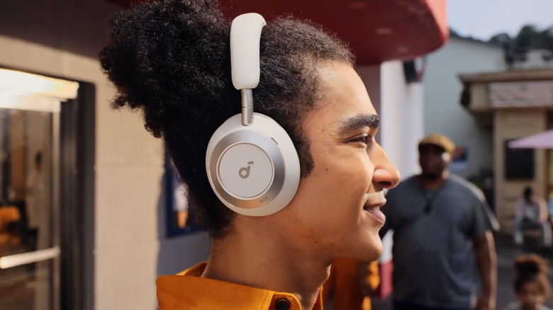 Soundcore Space One Pro 헤드폰을 착용한 사람.