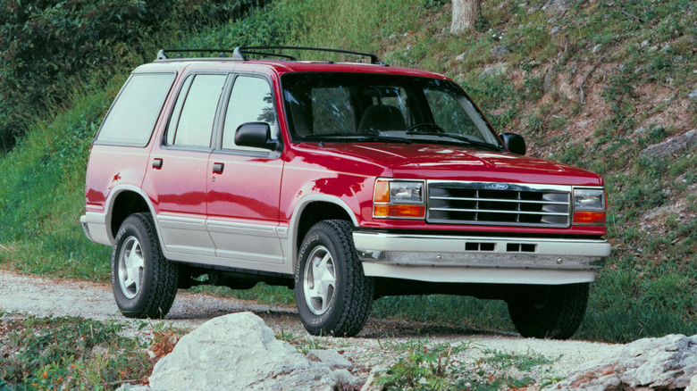 산길에 있는 빨간색 1991 Ford Explorer의 전면 3/4 뷰.