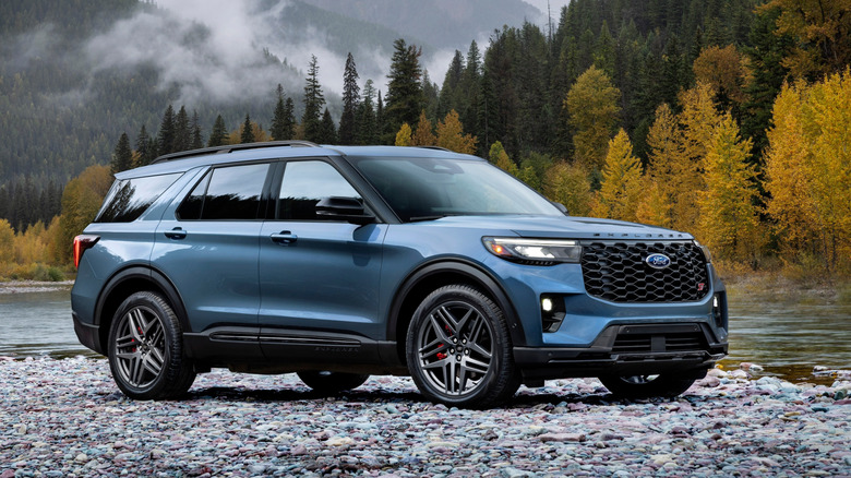 호수 근처에 주차된 파란색 Ford Explorer ST의 전면 3/4 뷰.
