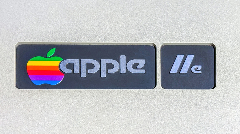무지개 색깔의 Apple II 로고