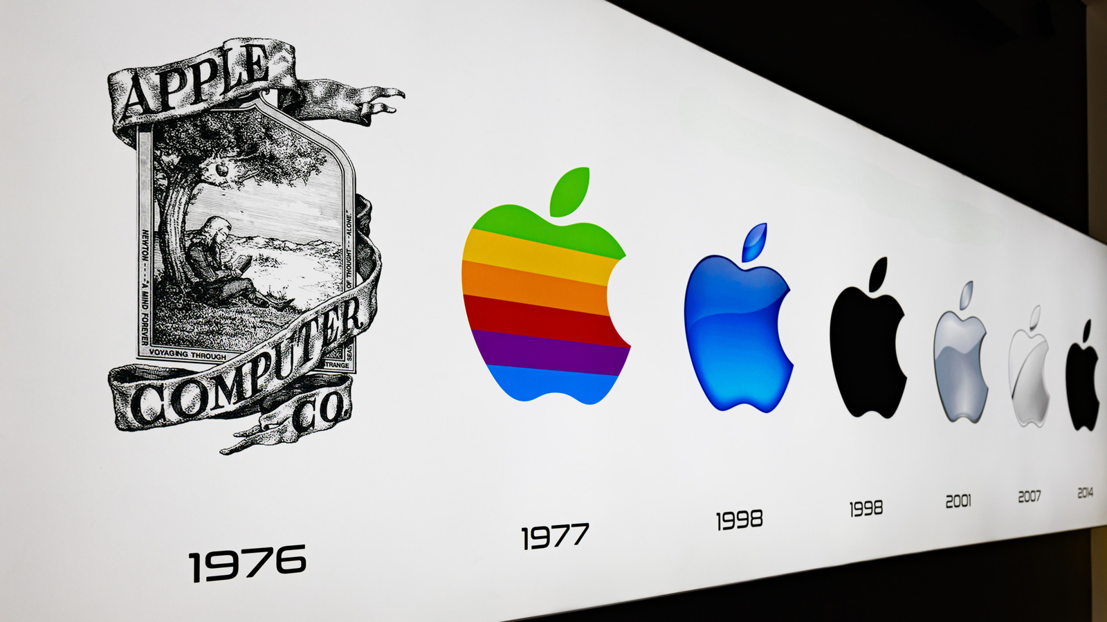 오늘날 Apple 로고는 회사가 시작되었을 때와 완전히 다르게 보입니다.
