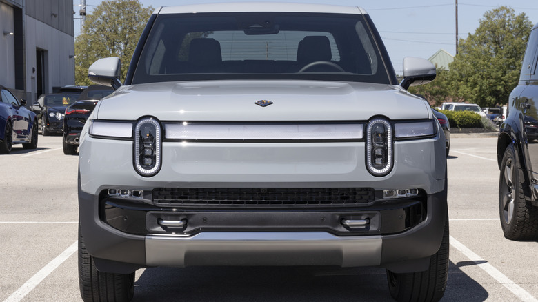 회색 Rivian R1T 픽업 트럭의 전면 클로즈업.