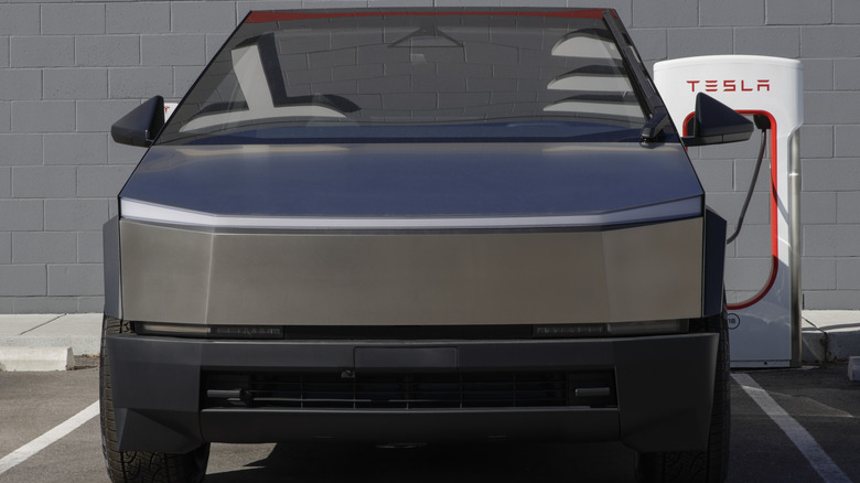 은색 Tesla Cybertruck의 전면 클로즈업