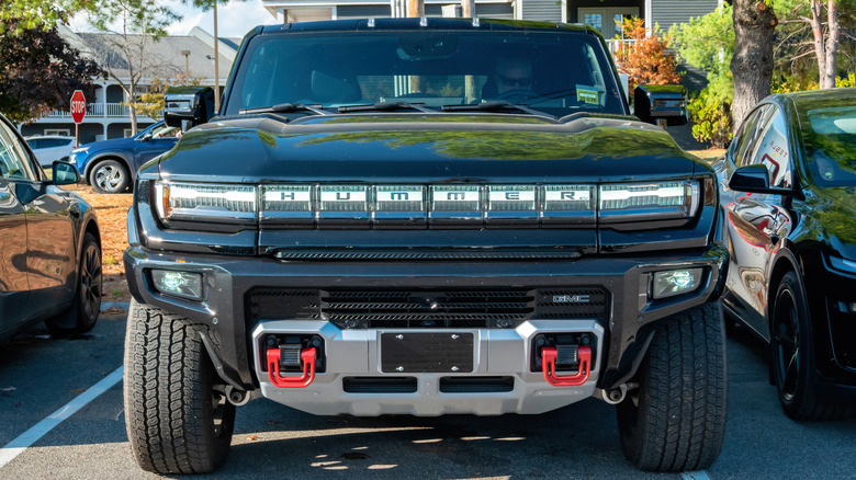 검정색 GMC Hummer 픽업 트럭의 전면 클로즈업.