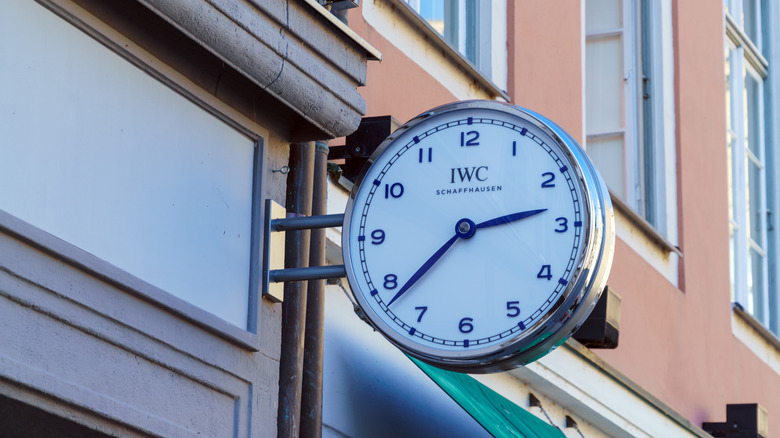 매장 외관에 있는 IWC 시계 사인.