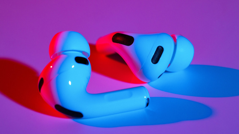 화려한 배경의 Apple AirPods 3 사진