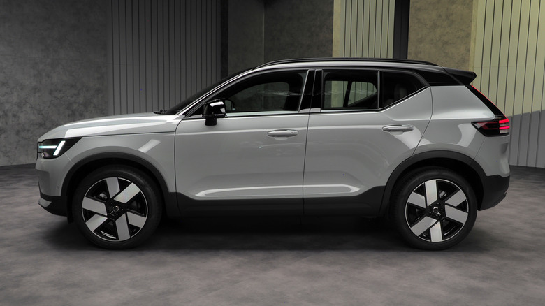 2028 볼보 XC40 프로필