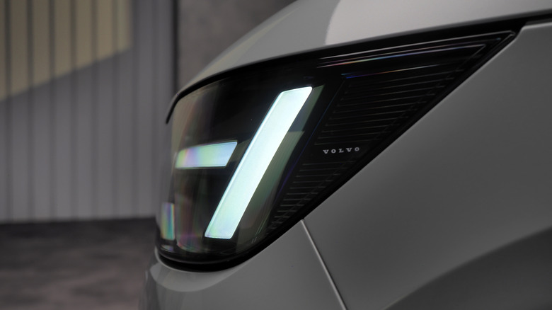 2028 볼보 XC40 헤드램프 디테일