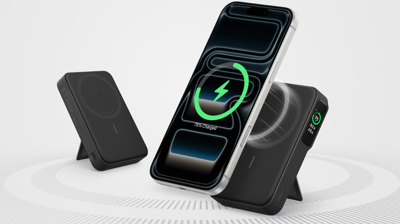 Anker MagGo Power Bank가 iPhone을 무선으로 충전하고 있습니다.