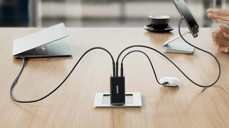 동시에 3개의 장치를 충전하는 Anker Nano II 어댑터입니다.