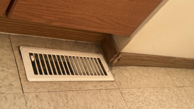 집 내부의 HVAC 바닥 등록 환기구
