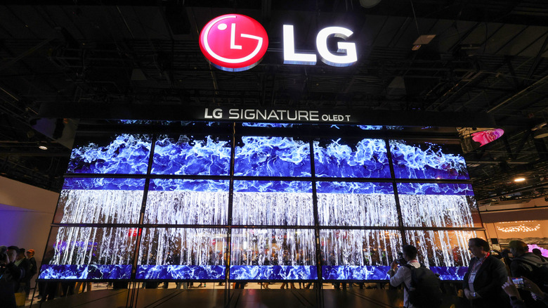 거대한 LG 로고와 텍스트 아래에 폭포수를 보여주기 위해 디스플레이에 배열된 여러 개의 LG OLED TV 