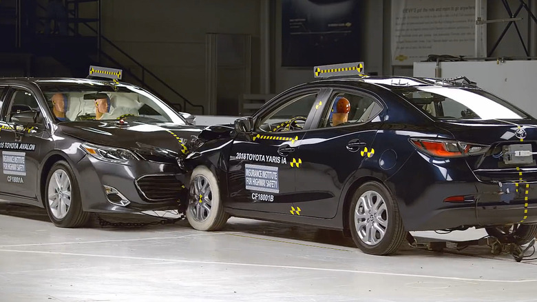 IIHS가 실시한 검은색 2018년 Toyota Yaris 소형차와 검은색 2018년형 Toyota Avalon과의 정면 충돌 테스트에 사용되고 있습니다.