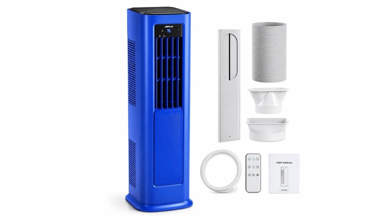 AIRPLUS 휴대용 에어컨 12,000 BTU(열 포함)는 파란색 창 설치 부품과 흰색 배경에 대한 리모콘이 포함되어 있습니다.