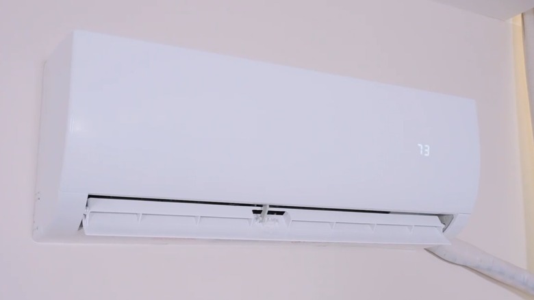 TMWINS 9000 BTU Mini Split AC 실내 공기 조절기가 벽에 설치되었습니다.
