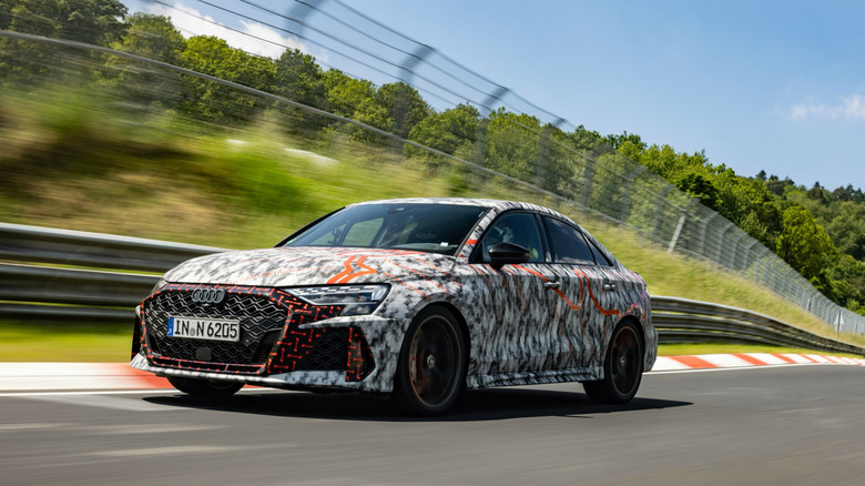 Nürburgring-Nordschleife 트랙에서 랩 기록을 세운 Audi RS3의 전면 3/4 뷰