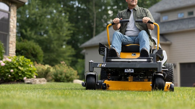 Cub Cadet 제로턴 모어로 잔디를 깎는 조경사