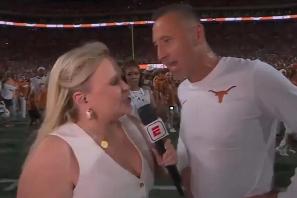 텍사스의 스티브 사키시안(Steve Sarkisian)이 갑자기 ESPN 경기 후 인터뷰를 종료했습니다: '텍사스 싸움'