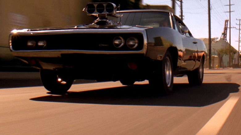 The Fast and the Furious에서 1970년형 Dodge Charger R/T를 운전하는 Dom Toretto